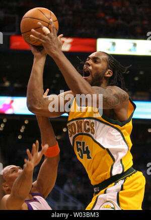 Seattle SuperSonics en avant Chris Wilcox (54) prend un shot sur Phoenix Suns Shawn Marion au cours de premier semestre l'action au centre des voies aériennes nous à Phoenix, Arizona le 11 avril 2007. (Photo d'UPI/Art Foxall) Banque D'Images