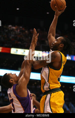 Seattle SuperSonics en avant Chris Wilcox (à droite) prend un shot sur Phoenix Suns Boris Diaw de la France durant la première moitié l'action au centre des voies aériennes nous à Phoenix, Arizona le 11 avril 2007. (Photo d'UPI/Art Foxall) Banque D'Images