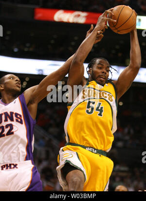 Seattle SuperSonics en avant Chris Wilcox (54) présentera un rebond contre Phoenix Suns James Jones (22) au cours de premier semestre l'action au centre des voies aériennes nous à Phoenix, Arizona le 11 avril 2007. (Photo d'UPI/Art Foxall) Banque D'Images