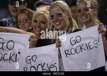 Colorado Rockies fans essayer d'obtenir l'attention des joueurs avant le début de la partie deux de la Ligue nationale opposant entre les Diamondbacks de l'Arizona et le Colorado Rockies à Chase Field à Phoenix le 12 octobre 2007. (Photo d'UPI/Art Foxall) Banque D'Images