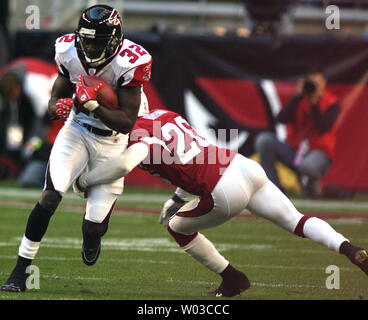 Atlanta Falcons d'utiliser de nouveau Jerious Norwood (32) tente d'obtenir par Arizona Cardinals Ralph Brown évoluait (20) au cours de l'action au premier semestre University of Phoenix Stadium de Glendale, Arizona le 23 décembre 2007. (Photo d'UPI/Art Foxall) Banque D'Images