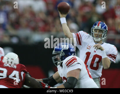 New York Giants quarterback Eli Manning (10) s'équipe d'un laissez-passer pour un ten yard l'enlèvement jusqu'à la ligne 5 pour configurer un touchdown géants au cours du premier trimestre contre l'Arizona Cardinals au University of Phoenix Stadium de Glendale, Arizona le 23 novembre 2008. (Photo d'UPI/Art Foxall) Banque D'Images