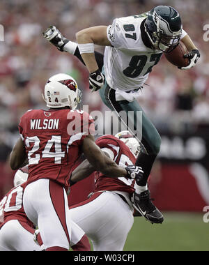 Philadelphia Eagles tight end Brent Celek (87) saute sur Arizona Cardinals Ralph Brown évoluait (20) et le secondeur Gerald Hayes (54) que la sécurité Adrian Wilson (24) se prépare à faire de l'attaquer au deuxième trimestre de la NFC Championship match au University of Phoenix Stadium de Glendale, Arizona, le 18 janvier 2009. (UPI Photo/Paul Connors) Banque D'Images