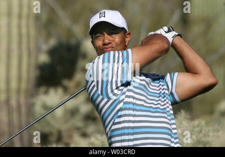 Tiger Woods tees off sur le dix-septième trou au cours de sa pratique pour la ronde WGC-Accenture Match Play Championship au Ritz-Carlton Golf Club at Dove Mountain en Arizona Morana, 24 février 2009. Le tournoi est Woods' d'abord dans huit mois après la déchirure de sa liste à l'US Open l'année dernière. (Photo d'UPI/Art Foxall) Banque D'Images