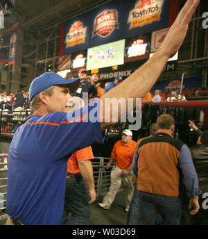 L'entraîneur-chef d'état de Boise Chris Petersen vagues aux fans qu'il quitte le terrain après que son équipe a battu Texas Christian University 17-10 dans le Fiesta Bowl au University of Phoenix Stadium de Glendale, AZ, le 4 janvier 2010. UPI/Art Foxall Banque D'Images