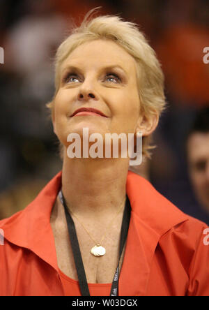 Cindy McCain regarde le tableau de bord avant le début de la Los Angeles Lakers - Phoenix Suns Match 4 de la Finale de l'ouest de la NBA à l'US Airways Center, à Phoenix, AZ, Mai 25,2010. UPI/Art Foxall Banque D'Images