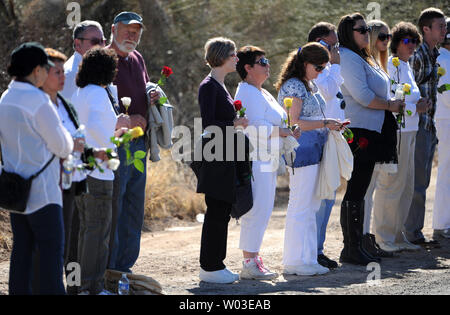 Les gens de la route attendent la procession funéraire pour neuf ans, Christina Taylor Green, qui a été tué samedi dernier lors du tournage de la députée Gabrielle Giffords, d'adopter pour ses funérailles à Tucson, Arizona, le 13 janvier 2011. UPI/Art Foxall Banque D'Images