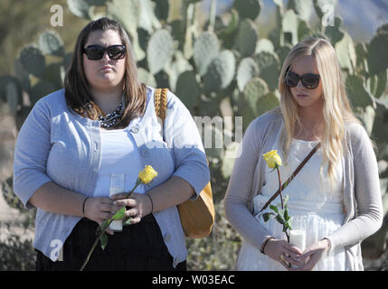 Deux jeunes femmes d'attendre sur le côté de la route pendant 9 ans, Christina Taylor Green, qui a été tué samedi dernier lors du tournage de la députée Gabrielle Giffords, d'adopter pour ses funérailles à Tucson, Arizona, le 13 janvier 2011. UPI/Art Foxall Banque D'Images