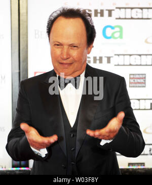 Billy Crystal des gestes aussi il marche le tapis rouge à la Muhammad Ali Celebrity Fight Night au Marriott Desert Ridge Resort à Phoenix, Arizona, le 24 mars 2012. UPI/Art Foxall Banque D'Images