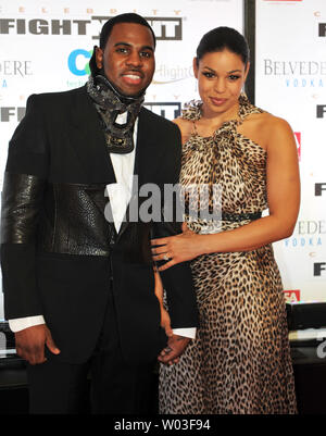 Chanteurs Jordin Sparks (R) et Jason Derulo marche le tapis rouge à la Muhammad Ali Celebrity Fight Night au Marriott Desert Ridge Resort à Phoenix, Arizona, le 24 mars 2012. UPI/Art Foxall Banque D'Images