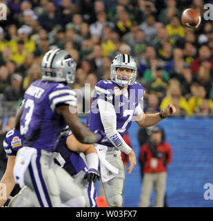 Kansas State quarterback Collin Klein (C) se connecte avec le receveur Chris Harper (L) au deuxième trimestre de la 42e Fiesta Bowl entre les Wildcats de l'État du Kansas et de l'Oregon Ducks at University of Phoenix Stadium de Glendale, Arizona, le 3 janvier 2013.UPI/Art Foxall Banque D'Images