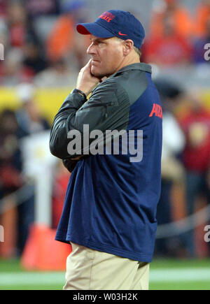 L'entraîneur-chef de l'Arizona Wildcats Rodriguez riche regarde la Boise State Broncos réchauffer avant la Fiesta Bowl à l'University of Phoenix Stadium de Glendale, Arizona le 31 décembre 2014. UPI/Art Foxall Banque D'Images