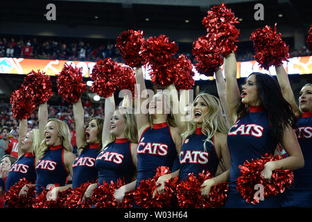 Arizona Wildcats cheerleaders célébrer un touché par les Wildcats au deuxième trimestre de l'Fiesta Bowl entre les Wildcats et les Broncos de Boise State University of Phoenix Stadium de Glendale, Arizona le 31 décembre 2014. UPI/Art Foxall Banque D'Images