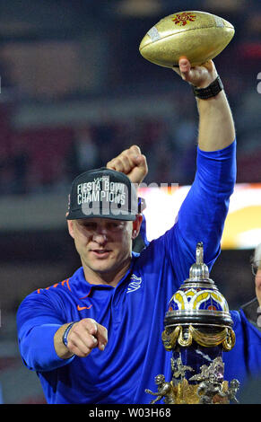 Boise State Broncos entraîneur en chef Bryan Harsin soutient le Fiesta Bowl trophy après la défait les Broncos Arizona Wildcats 38-30 au University of Phoenix Stadium de Glendale, Arizona le 31 décembre 2014. UPI/Art Foxall Banque D'Images