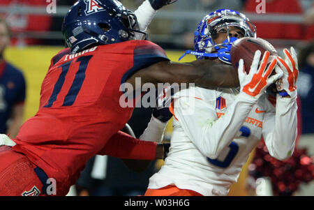 Arizona Wildcats, William Parks (L) frappe le ballon des mains de Boise State Broncos Chaz Anderson dans le troisième trimestre de l'Fiesta Bowl au University of Phoenix Stadium de Glendale, Arizona le 31 décembre 2014. UPI/Art Foxall Banque D'Images