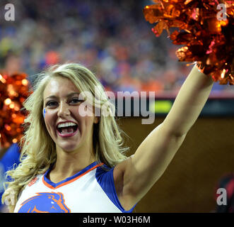 Un Boise State Broncos cheerleader montre son bonheur comme les Broncos défait les Arizona Wildcats dans le Fiesta Bowl 38-30 au University of Phoenix Stadium de Glendale, Arizona le 31 décembre 2014. UPI/Art Foxall Banque D'Images