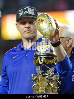 Boise State Broncos entraîneur en chef Bryan Harsin touche le Fiesta Bowl trophy après que son équipe a vaincu les Arizona Wildcats 38-30 au University of Phoenix Stadium de Glendale, Arizona le 31 décembre 2014. UPI/Art Foxall Banque D'Images