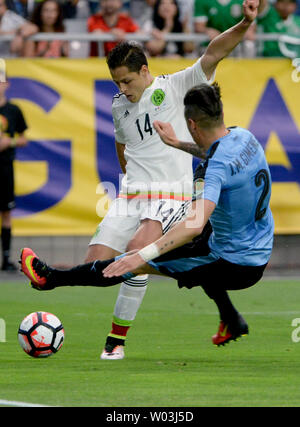 Le Mexique a Chicharito prend un tir au but comme l'Uruguay Jose Maria Gimenez essaient de bloquer dans la première moitié de l'Mexico-Uruguay match au cours de la Copa America Centenario au University of Phoenix Stadium de Glendale, Arizona, le 5 juin 2016. Photo par Art Foxall/UPI Banque D'Images