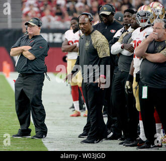 San Francisco's head coach Chip Kelly (L) montres l'action dans le deuxième trimestre de la 49ers-Arizona Cardinals match au University of Phoenix Stadium de Glendale, Arizona, le 13 novembre 2016. Les Cardinaux défait les 49ers 23-20. Photo par Art Foxall/UPI Banque D'Images