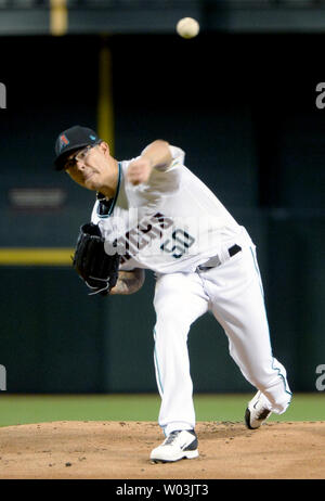 Le lanceur partant des Arizona Diamondbacks Anthony Banda offre une hauteur en première manche du Diamondbacks-Houston jeu Astros à Chase Field à Phoenix, Arizona, le 13 août 2017. Les Astros défait les Diamondbacks 9-4. Photo par Art Foxall/UPI Banque D'Images