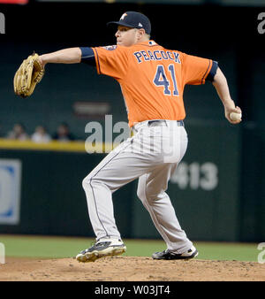 Le lanceur partant des Astros de Houston Brad Peacock offre un emplacement en première manche du Astros-Arizona jeu Diamondbacks à Chase Field à Phoenix, Arizona, le 15 août 2017. Les Astros défait les Diamondbacks 9-4. Photo par Art Foxall/UPI Banque D'Images