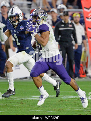 Washington Huskies' Myles Gaskin (R) prend son envol sur une course de 69 verges au quatrième quart de la Play Station Fiesta Bowl au University of Phoenix Stadium de Glendale, Arizona le 30 décembre 2017 contre l'Université Penn State Nittany Lions. Essayer d'attraper Gaskin est Penn States' Christian Campbell. La Nittany Lions défait les Huskies 35-28. Photo par Art Foxall/UPI Banque D'Images
