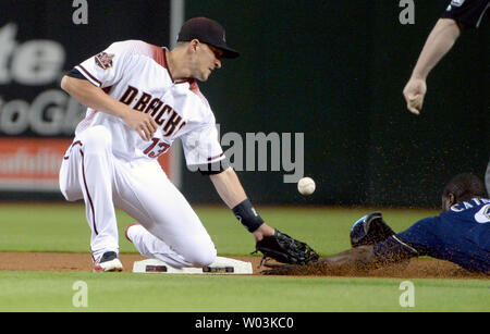 Milwaukee Brewers' Lorenzo Cain est sûr de voler la deuxième base comme la balle est par Arizona Diamondbacks shortstop Nick Ahmed en première manche à Chase Field à Phoenix, Arizona, le 16 mai 2018. Les brasseurs, défait les Diamondbacks 8-2. Photo par Art Foxall/UPI Banque D'Images