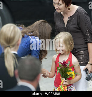 Le prince William épouse Kate, la duchesse de Cambridge, reçoit des fleurs à l'Hôtel de Ville de Québec au cours de leur tournée royale dans la ville de Québec, Québec, le 3 juillet 2011. UPI/Heinz Ruckemann Banque D'Images