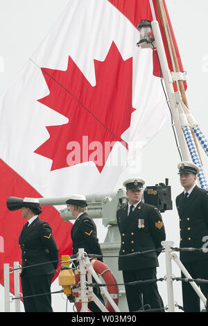 Les officiers de marine sont à l'aise en attente pour le prince William et son épouse Kate, le duc et la duchesse de Cambridge, à débarquer le NCSM Montréal après les prières du matin sur le pont au cours de leur tournée royale dans la ville de Québec, Québec, le 3 juillet 2011. La famille royale avait passé la nuit sur le bateau croisière sur le fleuve Saint-Laurent. UPI/Heinz Ruckemann Banque D'Images