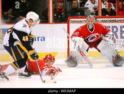 Les Hurricanes de la Caroline' Glen Wesley (2) défend un tir de Sabres de Buffalo' Daniel Brière (48), Carolina Hurricanes' Cam Ward (30) montres au cours de la première période au RBC Center de Raleigh, Caroline du Nord, le 13 novembre 2006. (Photo d'UPI/Grant Halverson) Banque D'Images