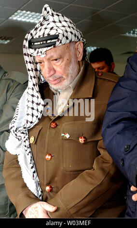 Le dirigeant palestinien Yasser Arafat est illustré à la prière du vendredi à la mosquée près de son quartier général à Ramallah le 23 janvier 2004. (Photo d'UPI/Omar Rashidi/Autorité palestinienne) Banque D'Images