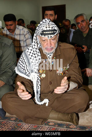 Le dirigeant palestinien Yasser Arafat est illustré à la prière du vendredi dans une mosquée près de ses bureaux à Ramallah, en Cisjordanie le 6 août 2004. (Photo d'UPI/Omar Rashidi/Autorité palestinienne) Banque D'Images