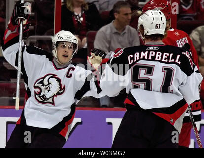 Sabre de Buffalo's Daniel Briere, gauche, célèbre avec coéquipier Brian Campbell (51), Campbell's première période objectif, le mardi 18 avril 2006, à la RBC Centre de Raleigh, N.C. (UPI Photo/ Karl DeBlaker) Banque D'Images