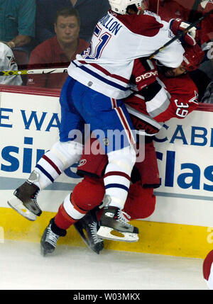 Des Canadiens de Montréal, Francis Bouillon, gauche, vérifie les Hurricanes de la Caroline' Doug Weight dans aux chambres dans la première période de jeu 2 de la Conférence de l'Est de la LNH quaterfinals au RBC Center de Raleigh, NC Le 24 avril 2006. (Photo d'UPI/Jeffrey A. Camarati) Banque D'Images