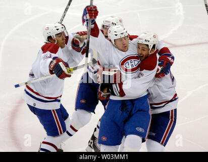 Des Canadiens de Montréal Michael Ryder, centre, est félicité par coéquipiers Francis Bouillon, gauche, Saku Koivu, dos, et Mathieu Dandenault après avoir marqué le but gagnant contre les Hurricanes de la Caroline dans la deuxième période d'heures supplémentaires pendant la partie 2 de la Conférence de l'Est de la LNH quaterfinals au RBC Center de Raleigh, NC Le 24 avril 2006. Montréal a gagné, 6-5. (Photo d'UPI/Jeffrey A. Camarati) Banque D'Images