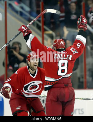 Centre des Hurricanes de la Caroline, Doug Weight, gauche se prépare pour enlacer son coéquipier Matt Cullen Cullen après avoir marqué contre les Canadiens de Montréal en cinq match de la première ronde de séries éliminatoires de la LNH au RBC Center de Raleigh, N.C. le 22 avril 2006. (Photo d'UPI/Nell Redmond) Banque D'Images