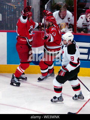 Les Hurricanes de la Caroline' coéquipiers Doug Weight, gauche, et Ray Whitney Whitney en fête son deuxième but du jeu que le New Jersey Devils' Ken Klee par patins pendant le jeu 1 de la demi-finale de conférence de l'Est de la LNH au RBC Center de Raleigh, NC, le 6 mai 2006. (Photo d'UPI/Jeffrey A. Camarati) Banque D'Images