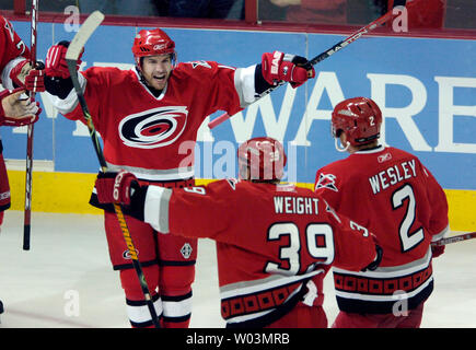 Les Hurricanes de la Caroline' Ray Whitney, gauche, patins vers coéquipiers Doug Weight, centre, et Glen Wesley comme il célèbre son but contre les Devils du New Jersey au cours de Match 5 de la demi-finale de conférence de l'Est de la LNH au RBC Center de Raleigh, NC, le 14 mai 2006. Carolina a gagné 4-1 à l'avance pour la finale de conférence de l'Est pour affronter les Sabres de Buffalo. (Photo d'UPI/Jeffrey A. Camarati) Banque D'Images