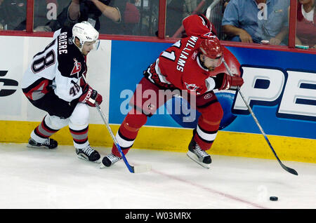 Les Hurricanes de la Caroline' Justin Williams, droite, manoeuvres passé Sabres de Buffalo' Daniel Brière au cours du jeu 1 de la Conférence de l'Est de la LNH finales à la RBC Centre à Raleigh, NC, le 20 mai 2006. Les sabres ont remporté 3-2. (Photo d'UPI/Jeffrey A. Camarati) Banque D'Images