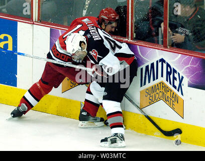 Sabres de Buffalo' Daniel Brière, avant, et les Hurricanes de la Caroline' Justin Williams lutte pour la possession de la rondelle pendant le jeu 2 de la Conférence de l'Est de la LNH finales à la RBC Centre à Raleigh, NC, le 22 mai 2006. (Photo d'UPI/Jeffrey A. Camarati) Banque D'Images