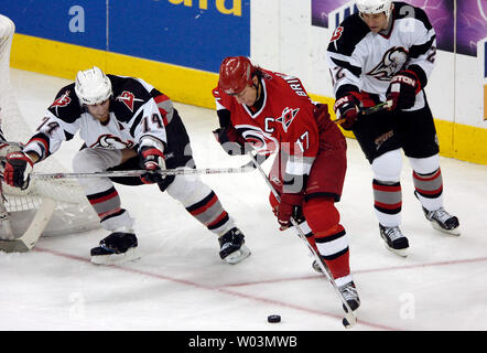 Les Hurricanes de la Caroline' Rod Brind'Amour, ville, en font un mouvement entre les Sabres de Buffalo' Jay McKee, gauche, et Adam Mair pendant la partie 5 de la Conférence de l'Est de la LNH finale au RBC Center de Raleigh, NC, le 28 mai 2006. (Photo d'UPI/Jeffrey A. Camarati) Banque D'Images