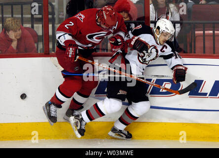 Sabres de Buffalo' Daniel Briere, droite, et les Hurricanes de la Caroline' Glen Wesley s'écraser sur les conseils pendant le jeu 5 de la Conférence de l'Est de la LNH finale au RBC Center de Raleigh, NC, le 28 mai 2006. (Photo d'UPI/Jeffrey A. Camarati) Banque D'Images