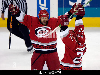 Les Hurricanes de la Caroline' Doug Weight, gauche, lève son bras pour célébrer avec son coéquipier Mike Commodore Commodore après marqué contre les Sabres de Buffalo au cours de Match 7 de la finale de conférence de l'Est de la LNH au RBC Center de Raleigh, NC, le 1 juin 2006. Poids avait un assist sur le but. (Photo d'UPI/Jeffrey A. Camarati) Banque D'Images