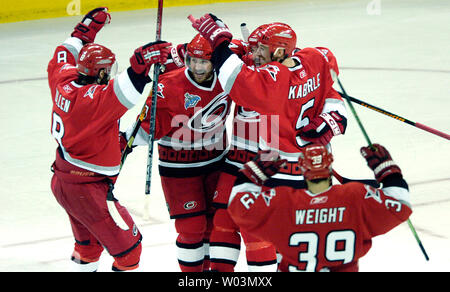 Les Hurricanes de la Caroline" (de gauche) Matt Cullen, Ray Whitney, Mark Recchi, Frantisek Kaberle et Doug Weight célébrer un but par Kaberle contre les Oilers d'Edmonton au cours du jeu 2 de la finale de la Coupe Stanley de la LNH au RBC Center de Raleigh, NC, le 7 juin 2006. (Photo d'UPI/Jeffrey A. Camarati) Banque D'Images