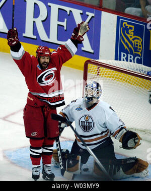 Les Hurricanes de la Caroline' Doug Weight, gauche, réagit devant le gardien des Oilers d'Edmonton Jussi Markkanen après Ray Whitney a marqué la Caroline pendant la partie 5 de la finale de la Coupe Stanley de la LNH au RBC Center de Raleigh, NC 14 juin 2006. (Photo d'UPI/Jeffrey A. Camarati) Banque D'Images