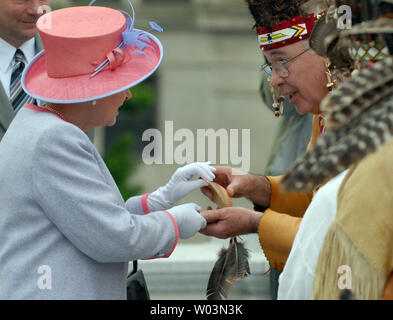 La Grande-Bretagne La reine Elizabeth II reçoit un cadeau d'Autochtones américains comme elle arrive à la Virginia State Capitol à Richmond, Virginie, le 3 mai 2007. Au cours de l'imprimeur de la première visite d'état aux États-Unis en 16 ans, elle se rendra à Jamestown, en Virginie, pour commémorer le 400e anniversaire du règlement historique, assister le Derby du Kentucky, et participer à un dîner d'état avec le président et Mme Bush. (Photo d'UPI/Roger L. Wollenberg) Banque D'Images