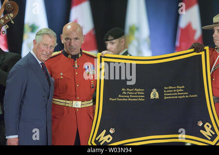 Debout à côté de Le commissaire de la GRC, Bob Paulson, le Prince Charles est fait un commissaire honoraire de la Gendarmerie royale du Canada (GRC) pendant le gouvernement du Canada les concerts et réception à la Division Dépôt de la GRC à Regina (Saskatchewan) le 23 mai 2012 au cours de la troisième étape de la Tournée royale de 2012 au Canada cadre de la reine Elizabeth célébrations du Jubilé de diamant. /Photo UPI Heinz Ruckemann Banque D'Images