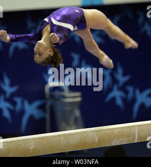 Gymnaste américaine Shawn Johnson fait concurrence à la poutre dans l'équipe féminine en finale à la patinoire de Rio à Rio de Janeiro, Brésil dans le xve Jeux Panaméricains le 14 juillet 2007. Johnson, de l'Iowa City, Iowa et ses cinq équipiers ont remporté la médaille d'or avec un score de 243,225 points d'avance sur le pays hôte, le Brésil avec 236,725 points. Elle a également obtenu le score le plus élevé de la compétition avec 16,25 points sur la poutre, et est l'invididual tout autour de la finale. (Photo d'UPI/Grace Chiu). Banque D'Images