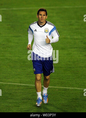 Lionel Messi se réchauffe au cours de la session de formation de l'Argentine à l'Estadio Sao Januari à Rio de Janeiro, Brésil le 12 juillet 2014. UPI/Chris Brunskill Banque D'Images