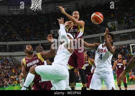 Le Venezuela avant Nestor Colmenares (43) est bloqué sous le filet par United States avant Jimmy Butler (4) et United States avant Carmelo Anthony (15) fduring de basket-ball à l'Arena 1 Carioca à Rio de Janeiro, Brésil, 8 août 2016. C'est la deuxième ronde de la compétition de basket-ball au Jeux de Rio. Photo de Richard Ellis/UPI Banque D'Images